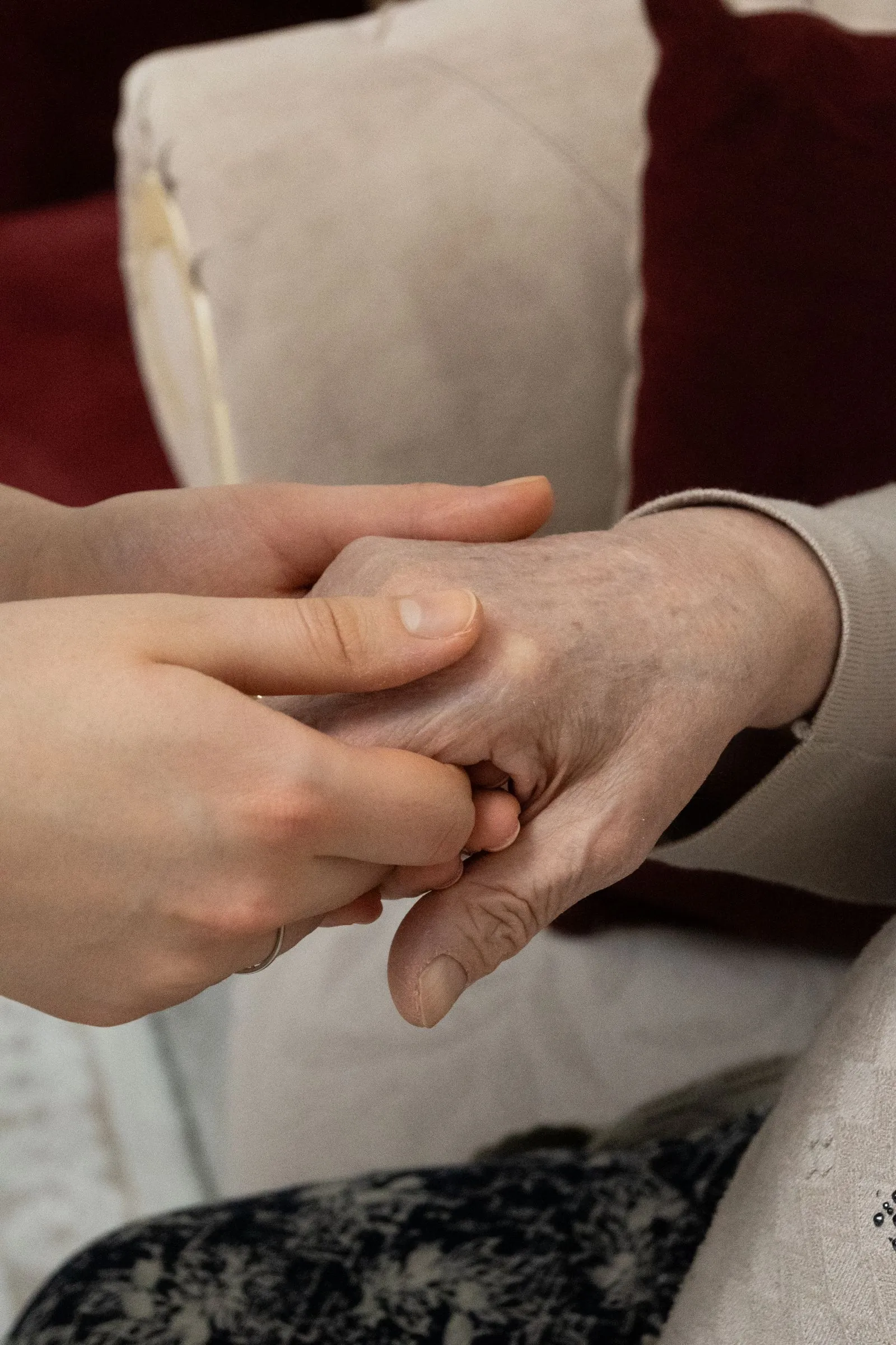 Jonge hand houdt de hand van een oudere vast